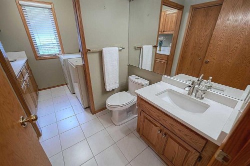 115 Strathaven Circle Sw, Calgary, AB - Indoor Photo Showing Bathroom