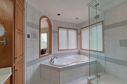 115 Strathaven Circle Sw, Calgary, AB - Indoor Photo Showing Bathroom