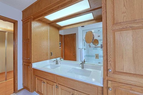 115 Strathaven Circle Sw, Calgary, AB - Indoor Photo Showing Bathroom