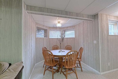 115 Strathaven Circle Sw, Calgary, AB - Indoor Photo Showing Dining Room