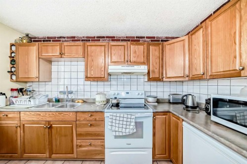 609 40 Street Ne, Calgary, AB - Indoor Photo Showing Kitchen With Double Sink