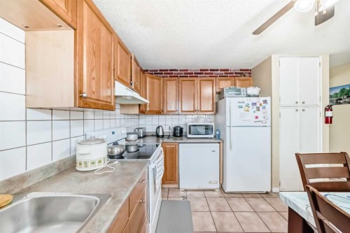 609 40 Street Ne, Calgary, AB - Indoor Photo Showing Kitchen