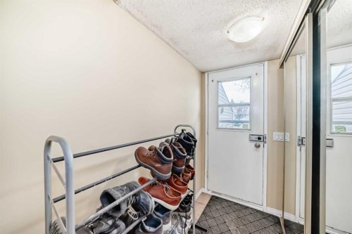 609 40 Street Ne, Calgary, AB - Indoor Photo Showing Other Room