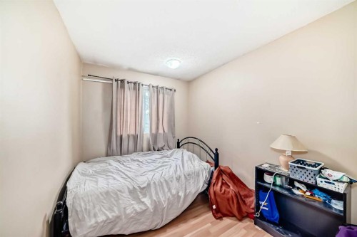 609 40 Street Ne, Calgary, AB - Indoor Photo Showing Bedroom