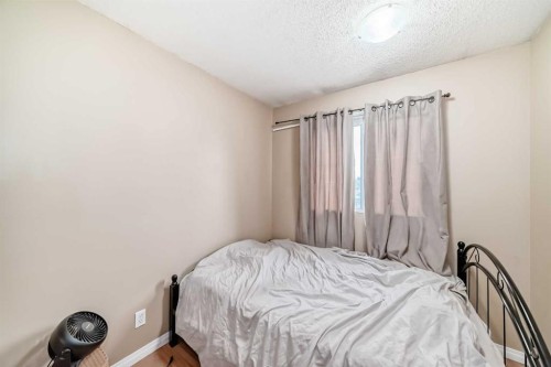 609 40 Street Ne, Calgary, AB - Indoor Photo Showing Bedroom