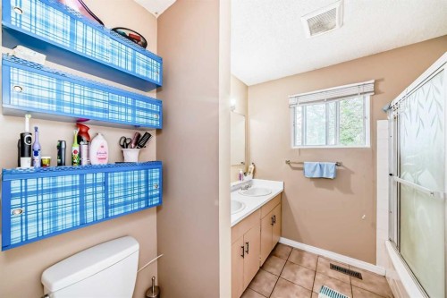 609 40 Street Ne, Calgary, AB - Indoor Photo Showing Bathroom