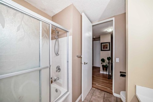 609 40 Street Ne, Calgary, AB - Indoor Photo Showing Bathroom
