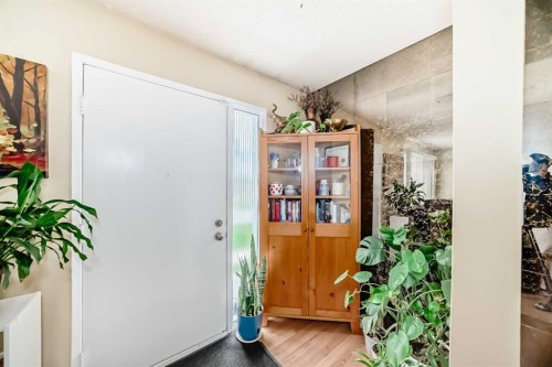 609 40 Street Ne, Calgary, AB - Indoor Photo Showing Other Room