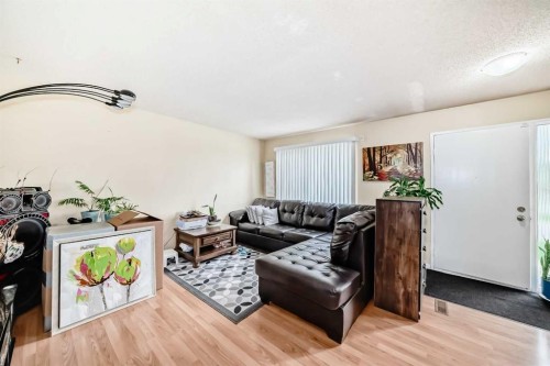 609 40 Street Ne, Calgary, AB - Indoor Photo Showing Living Room