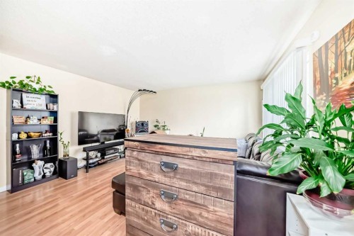 609 40 Street Ne, Calgary, AB - Indoor