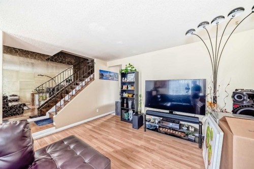 609 40 Street Ne, Calgary, AB - Indoor