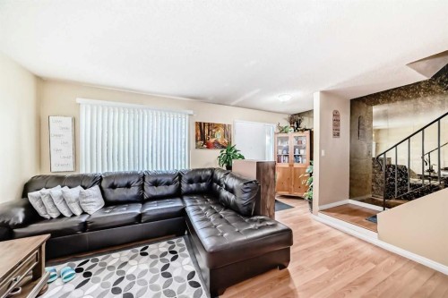 609 40 Street Ne, Calgary, AB - Indoor Photo Showing Living Room