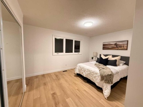 5632 Dalhousie Drive Nw, Calgary, AB - Indoor Photo Showing Bedroom