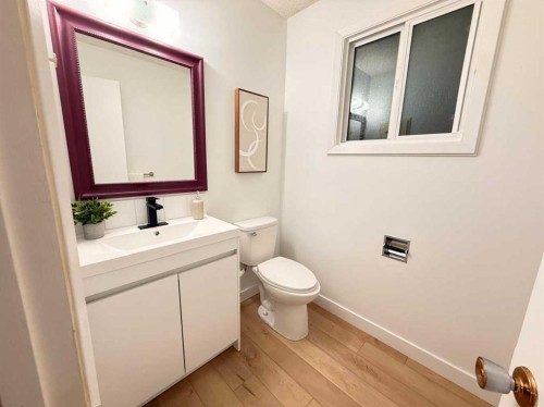 5632 Dalhousie Drive Nw, Calgary, AB - Indoor Photo Showing Bathroom