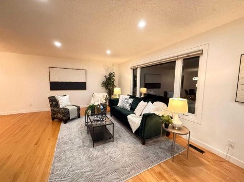 5632 Dalhousie Drive Nw, Calgary, AB - Indoor Photo Showing Living Room