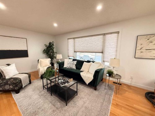 5632 Dalhousie Drive Nw, Calgary, AB - Indoor Photo Showing Living Room
