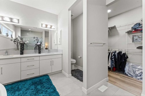 804 Shawnee Terrace Sw, Calgary, AB - Indoor Photo Showing Bathroom