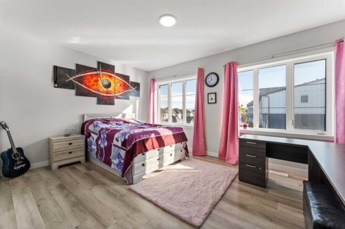 804 Shawnee Terrace Sw, Calgary, AB - Indoor Photo Showing Bedroom