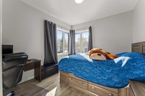 804 Shawnee Terrace Sw, Calgary, AB - Indoor Photo Showing Bedroom