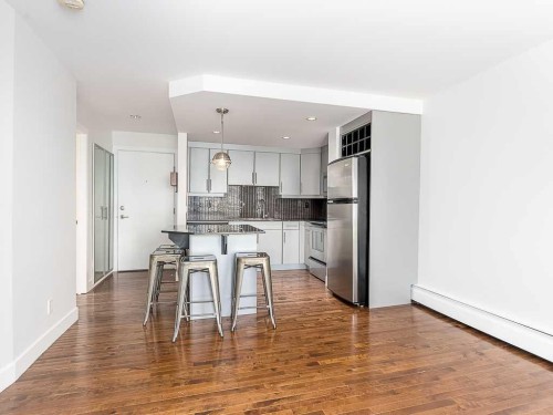 303-410 1 Avenue Ne, Calgary, AB - Indoor Photo Showing Kitchen With Upgraded Kitchen