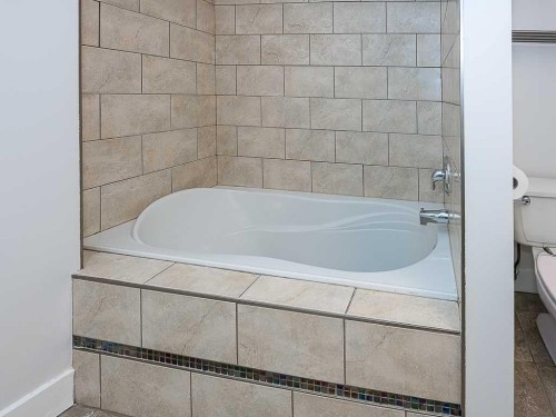 303-410 1 Avenue Ne, Calgary, AB - Indoor Photo Showing Bathroom