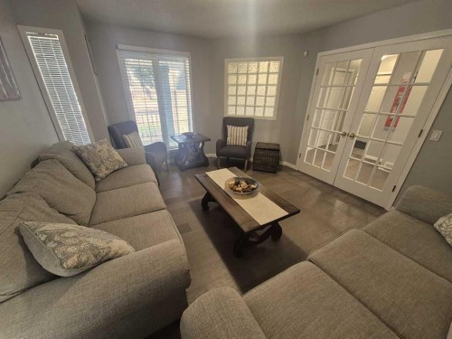 422 Bridlecreek Green Sw, Calgary, AB - Indoor Photo Showing Living Room