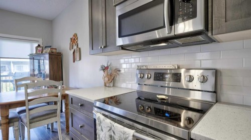 135 Reunion Loop Nw, Airdrie, AB - Indoor Photo Showing Kitchen