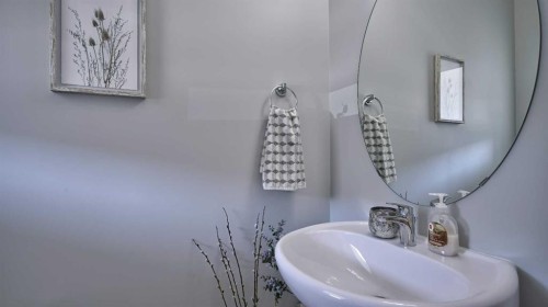 135 Reunion Loop Nw, Airdrie, AB - Indoor Photo Showing Bathroom