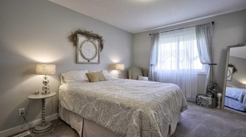 135 Reunion Loop Nw, Airdrie, AB - Indoor Photo Showing Bedroom