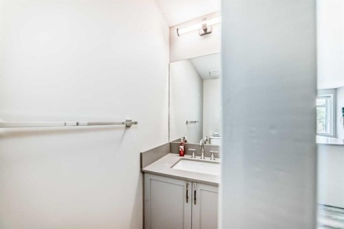 115-1702 17 Avenue Sw, Calgary, AB - Indoor Photo Showing Bathroom