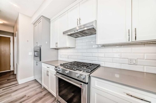 115-1702 17 Avenue Sw, Calgary, AB - Indoor Photo Showing Kitchen With Upgraded Kitchen