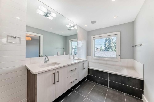 2414 31 Avenue Sw, Calgary, AB - Indoor Photo Showing Bathroom