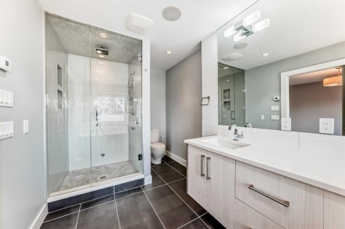 2414 31 Avenue Sw, Calgary, AB - Indoor Photo Showing Bathroom