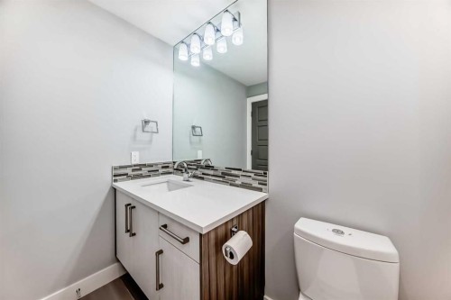 2414 31 Avenue Sw, Calgary, AB - Indoor Photo Showing Bathroom