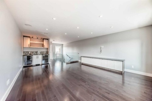 2414 31 Avenue Sw, Calgary, AB - Indoor