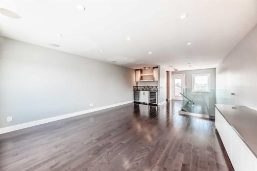 2414 31 Avenue Sw, Calgary, AB - Indoor