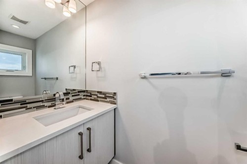 2414 31 Avenue Sw, Calgary, AB - Indoor Photo Showing Bathroom