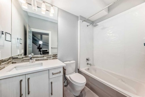 2414 31 Avenue Sw, Calgary, AB - Indoor Photo Showing Bathroom