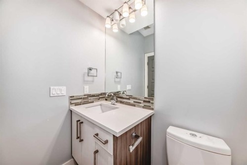 2414 31 Avenue Sw, Calgary, AB - Indoor Photo Showing Bathroom