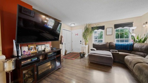 221 Elgin Place Se, Calgary, AB - Indoor Photo Showing Living Room