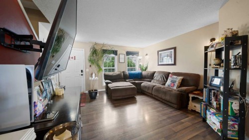 221 Elgin Place Se, Calgary, AB - Indoor Photo Showing Living Room