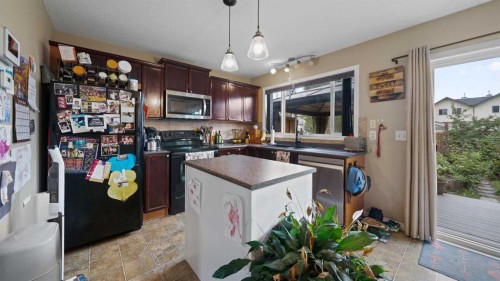 221 Elgin Place Se, Calgary, AB - Indoor Photo Showing Kitchen