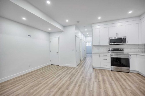 2006 26A Street Sw, Calgary, AB - Indoor Photo Showing Kitchen With Upgraded Kitchen