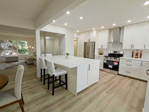 7032 78 Street Nw, Calgary, AB - Indoor Photo Showing Kitchen With Upgraded Kitchen