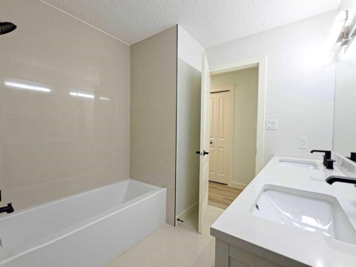 7032 78 Street Nw, Calgary, AB - Indoor Photo Showing Bathroom