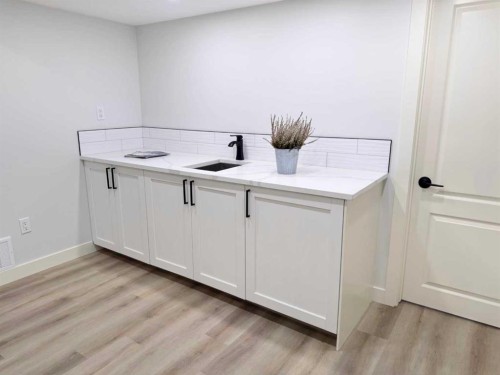 7032 78 Street Nw, Calgary, AB - Indoor Photo Showing Other Room