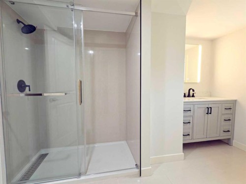 7032 78 Street Nw, Calgary, AB - Indoor Photo Showing Bathroom