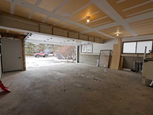 7032 78 Street Nw, Calgary, AB - Indoor Photo Showing Garage
