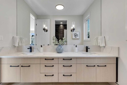 336 Normandy Drive Sw, Calgary, AB - Indoor Photo Showing Bathroom