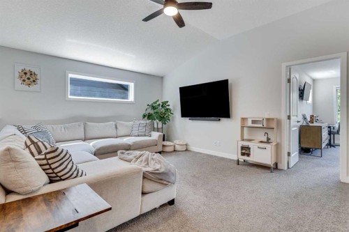 99 Legacy Glen Terrace Se, Calgary, AB - Indoor Photo Showing Living Room